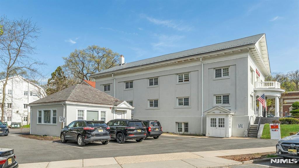 40 Ridgewood Avenue