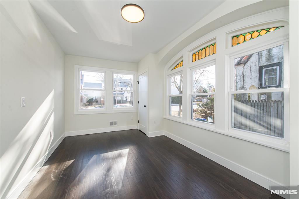 984 Queen Anne Road
