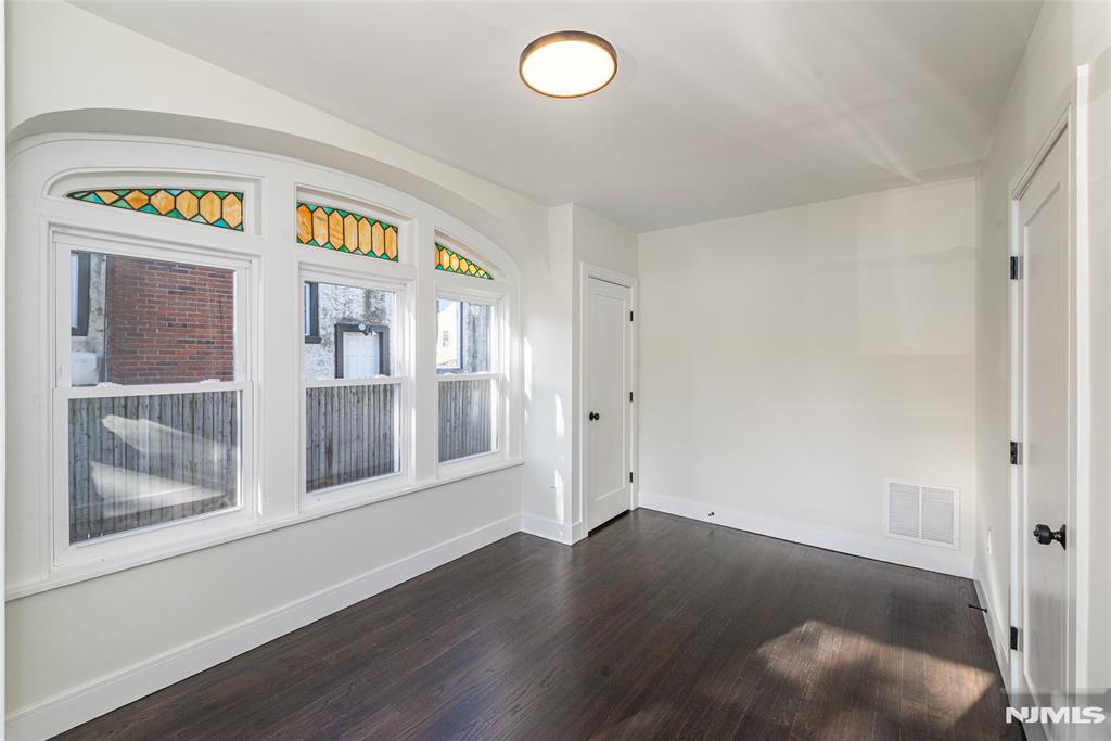 984 Queen Anne Road