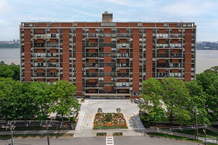 ***CALL/TEXT WAYNE BONSELL @ 607-239-0541 for more information or to schedule a showing*** Welcome to Horizon House, building 4 residence 1414. Discover this bright & charming high floor 1 bedroom with stunning sunset views. This home offers a wonderful canvas for personalization, inviting you to bring your creative touch. With the right enhancements, it holds the promise of becoming a truly special and welcoming space. Full service luxury amenities include a 24-hr doorman, community room, gym, laundry, outdoor swimming pool, tennis courts, and public transportation just steps from the complex. Maintenance TOTAL including Field Parking ($72), Cable ($62), Assessment ($86.04), and Base ($1,394.90) is $1,574.94. Maintenance includes property taxes, utilities and all amenities are included! An all cash purchase requires a minimum income of $75,600/year. Subject to board approval: Min 25% down, 4-to-1 Income-to-Debt Ratio.