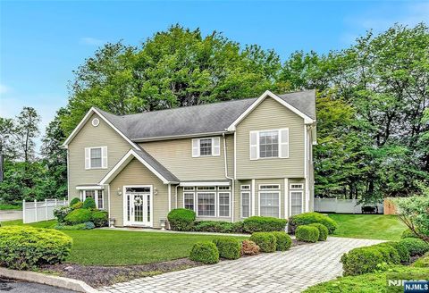 Photo of 8 Mary Ct, Mahwah, NJ 07430 (MLS # 26010822)