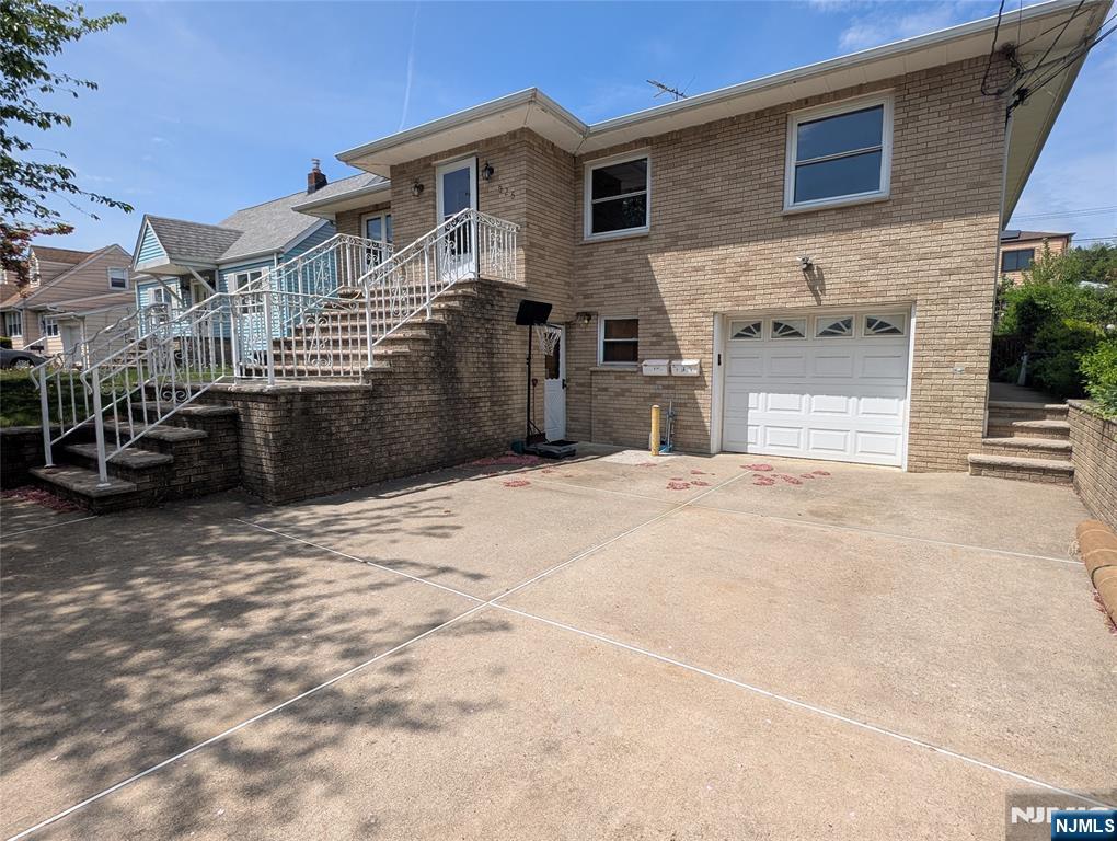 325 Westervelt Place