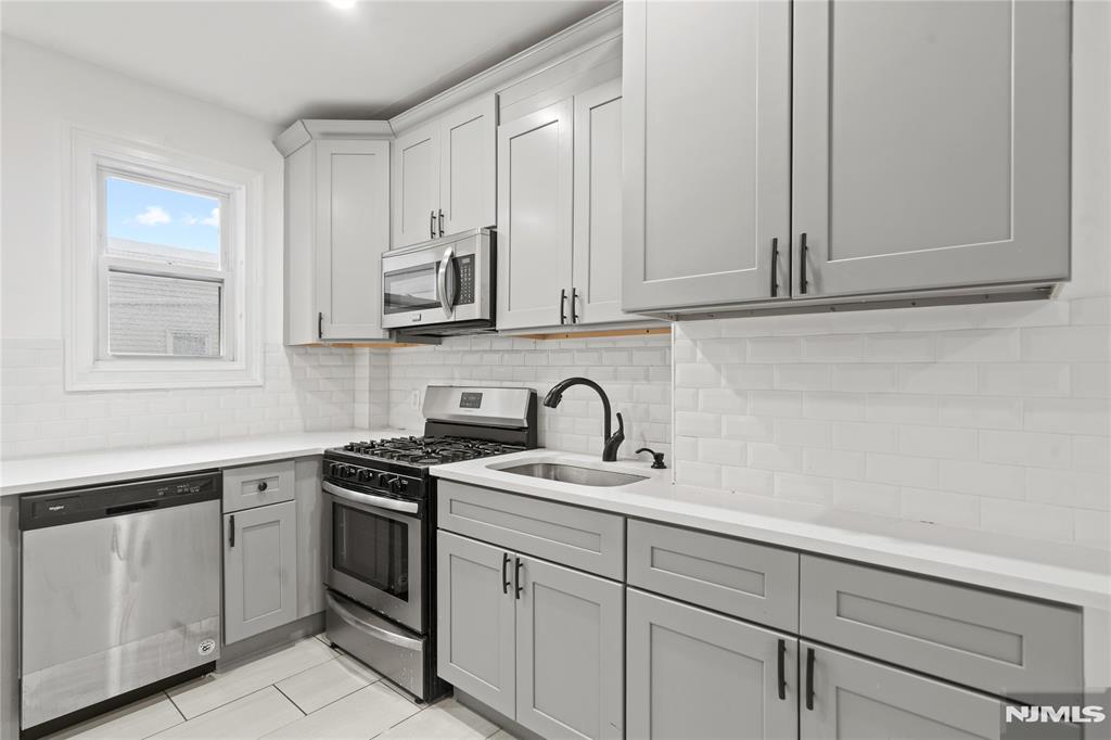 56 Highwood Ter 2, Weehawken, New Jersey - 3 Bedrooms  
1 Bathrooms  
4 Rooms - 