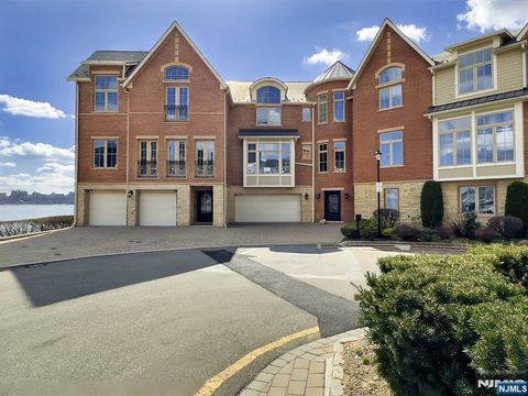 25 Moorings Lane Edgewater NJ 07020