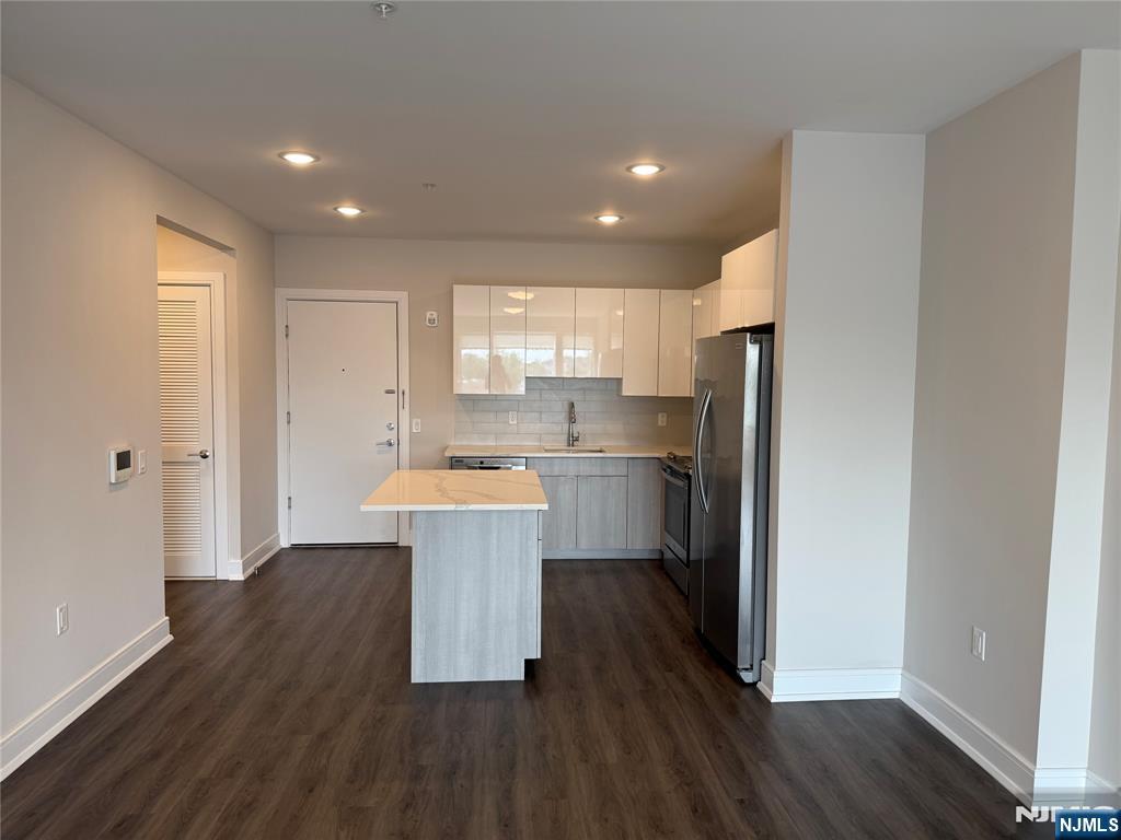 Rental Property at 470 Main 612, Fort Lee, New Jersey - Bedrooms: 1 
Bathrooms: 1 
Rooms: 4  - $3,295 MO.