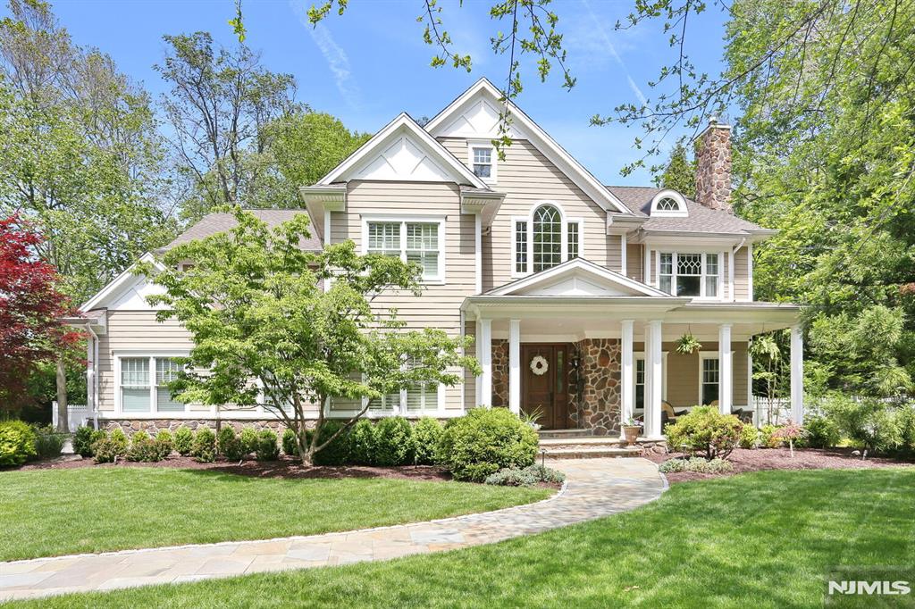 7 Newton Place, Allendale, New Jersey - 5 Bedrooms  
5.5 Bathrooms  
13 Rooms - 
