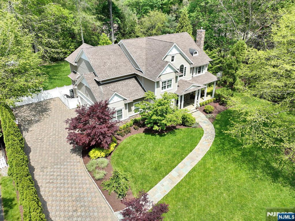 7 Newton Place, Allendale, New Jersey - 5 Bedrooms  
5.5 Bathrooms  
13 Rooms - 