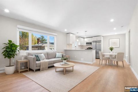 Photo of 539 Undercliff Ave #4, Edgewater, NJ 07020 (MLS # 26007370)