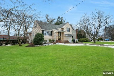 Photo of 90 Arnot Place, Paramus, NJ 07652 (MLS # 26001081)