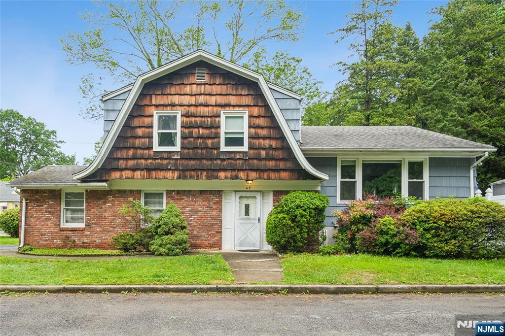 Property for Sale at 69 Bogert Place, Bergenfield, New Jersey - Bedrooms: 3 
Bathrooms: 3 
Rooms: 12  - $688,000