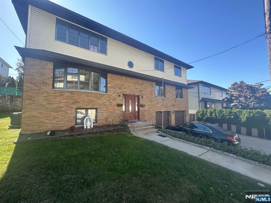 AlSpacious 3 bedroom 2 full bath apartment with master bathroom set up. All brand new appliances, including in-unit laundry, completely refurbished cabinets, doors, floors and baths. updated and freshly painted. Close to parks and highways