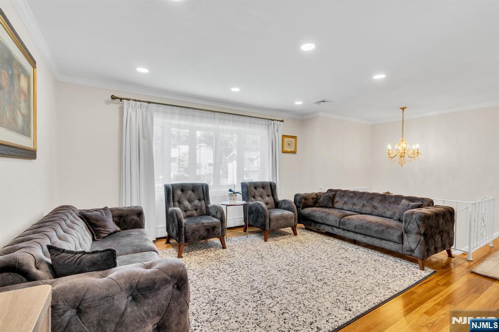33 Oak Avenue