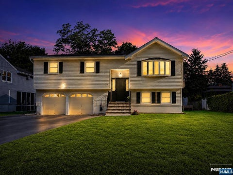 Photo of 33 Oak Avenue, Pequannock Township, NJ 07440 (MLS # 26035072)