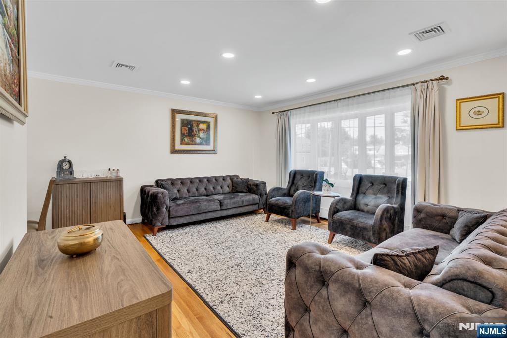 33 Oak Avenue