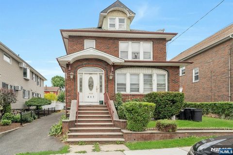 Photo of 417 Oakdene Avenue, Cliffside Park, NJ 07010 (MLS # 26023256)