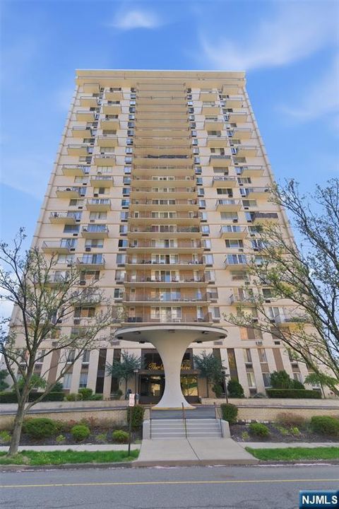Photo of 160 Overlook Avenue #5E1, Hackensack, NJ 07601 (MLS # 26013493)