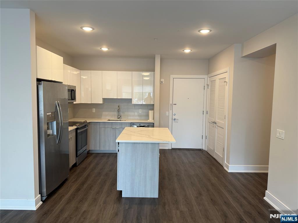 Rental Property at 470 Main St 601, Fort Lee, New Jersey - Bedrooms: 1 
Bathrooms: 1 
Rooms: 4  - $3,095 MO.
