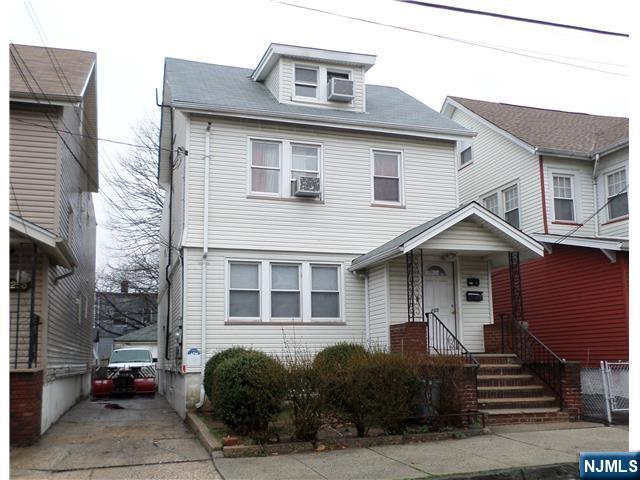 255 Highland Ave, Kearny, New Jersey - 3 Bedrooms  
1 Bathrooms  
6 Rooms - 