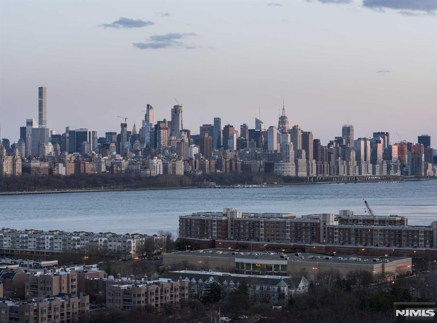 One Park brings together forward thinking design and cutting-edge technology in each residence, offering generous floor plans and the finest finishes throughout each home. Drawing from the beauty and serenity of The Palisades, One Park punctuates the natural landscape it occupies. One Park's architectural firm, Architectura, has created a building with life and emotion where people are connected. The architectural details are all unique, yet blend to form a sophisticated design that remains focused on simplicity and cohesion. Dynamic balconies highlight the design concepts as a fluid connection to the site and its unique setting on a cliff. The result is a building that provides each resident with a unique experience, both architecturally and visually, with the unparalleled views it creates.