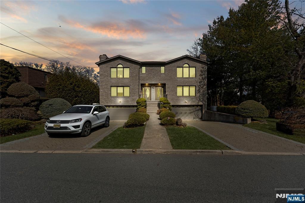 Rental Property at 123 Hickory B, Tenafly, New Jersey - Bedrooms: 3 
Bathrooms: 4 
Rooms: 7  - $5,750 MO.