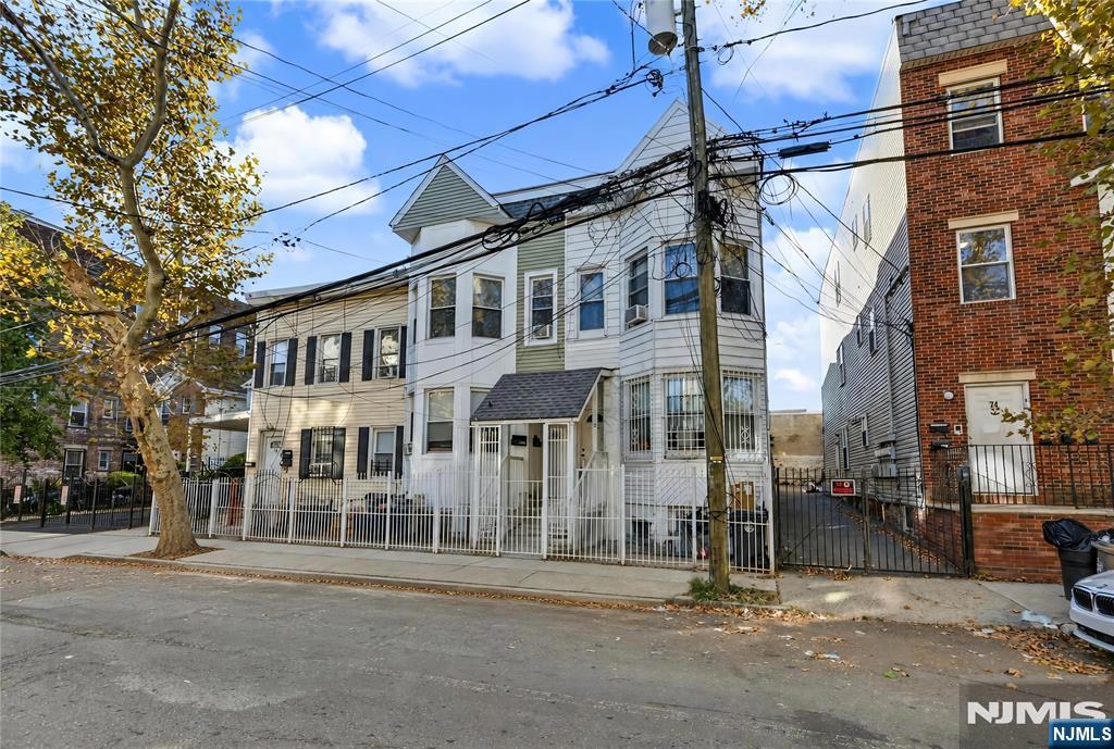 72 1/2 Summer Avenue