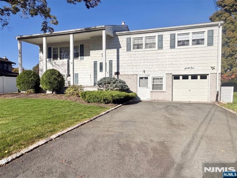 Photo of 41 Mohawk Drive, Springfield (2017), NJ 07081 (MLS # 26040366)