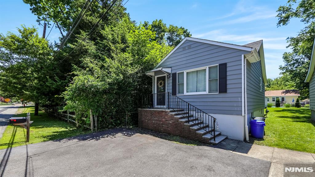 Rental Property at 15 Grandview Ave, Oakland, New Jersey - Bedrooms: 1 
Bathrooms: 1 
Rooms: 3  - $2,500 MO.