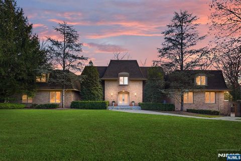 Photo of 425 Saddle Back Trail, Franklin Lakes, NJ 07417 (MLS # 25040717)