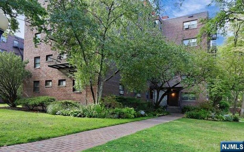 Photo of 410 Fairview Avenue #4D, Fort Lee, NJ 07024 (MLS # 25033719)
