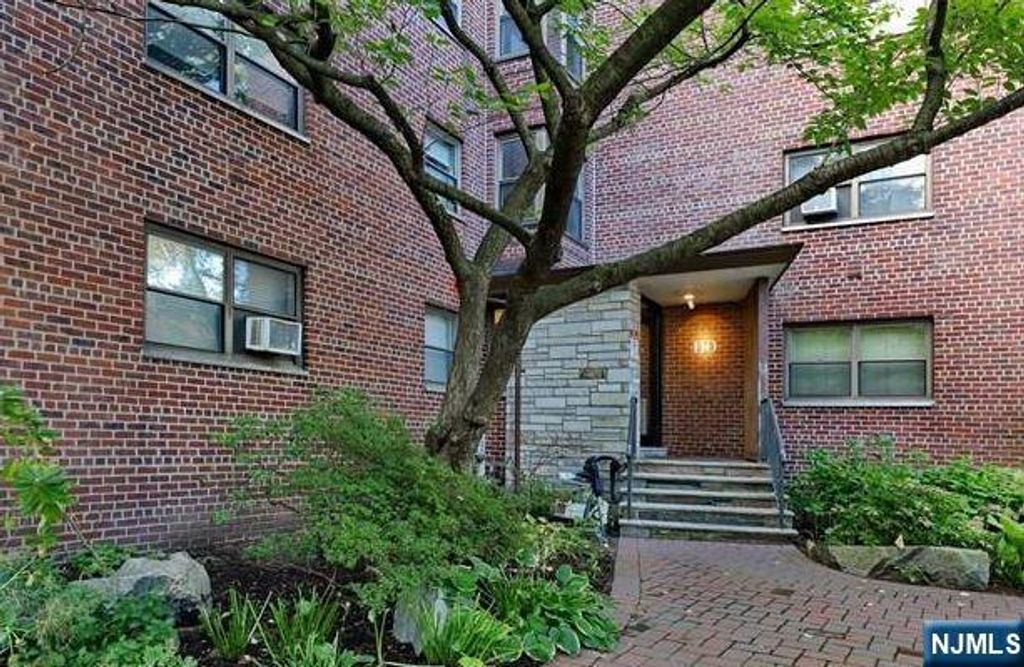 Photo of 410 Fairview Avenue #4D, Fort Lee, NJ 07024 (MLS # 25033719)