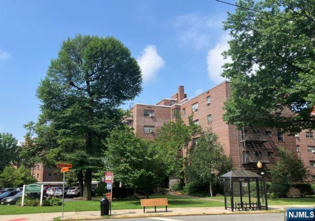 Photo of 410 Fairview Avenue #4D, Fort Lee, NJ 07024 (MLS # 25033719)