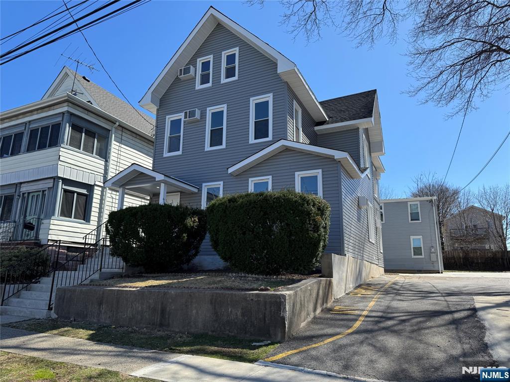 194 Everett Pl 2, East Rutherford, New Jersey - 4 Bedrooms  
2 Bathrooms  
6 Rooms - 
