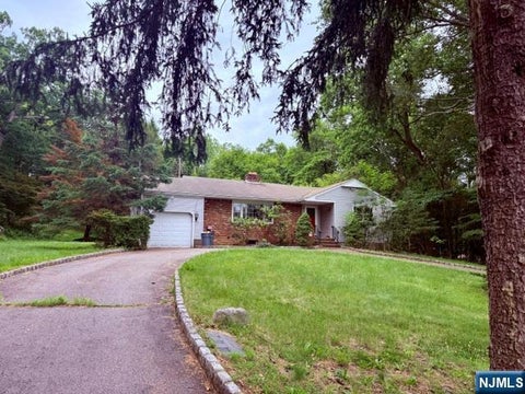 Photo of 71 Glasgow Terrace, Mahwah, NJ 07430 (MLS # 26021623)