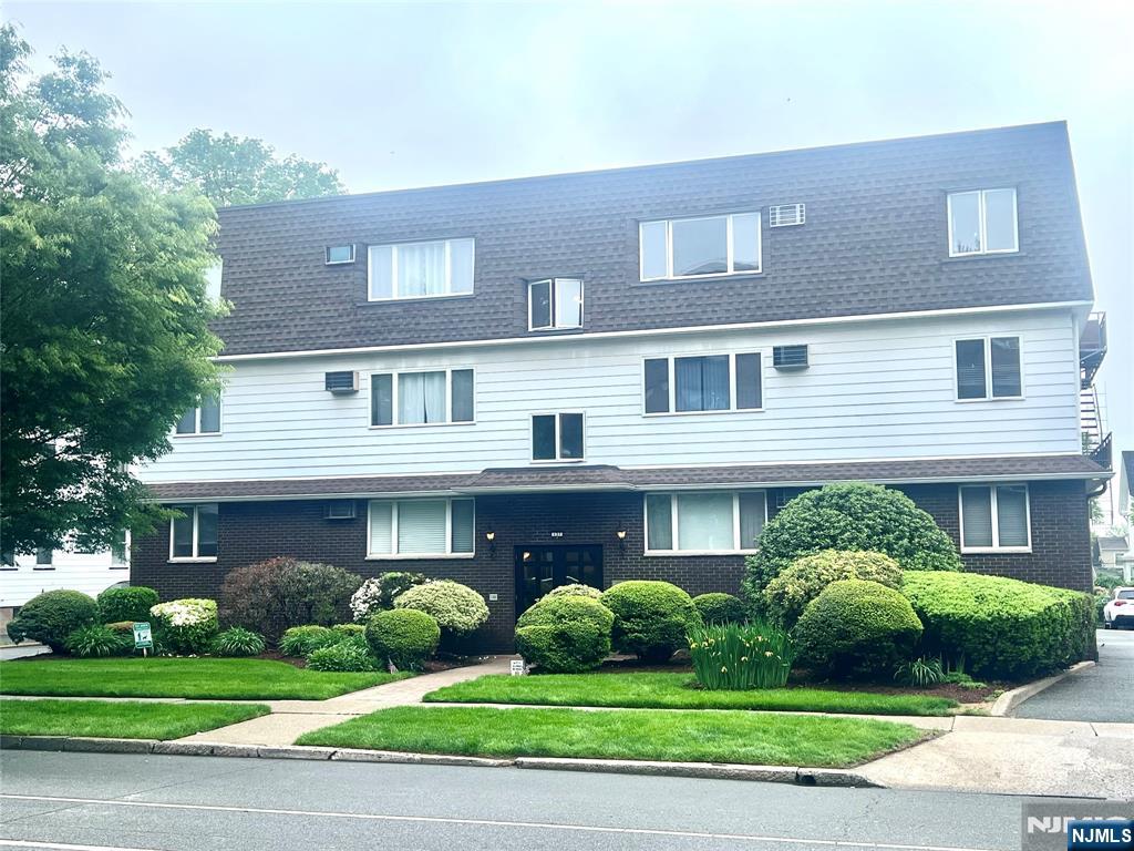137 Orient Way 3D, Rutherford, New Jersey - 1 Bedrooms  
1 Bathrooms - 