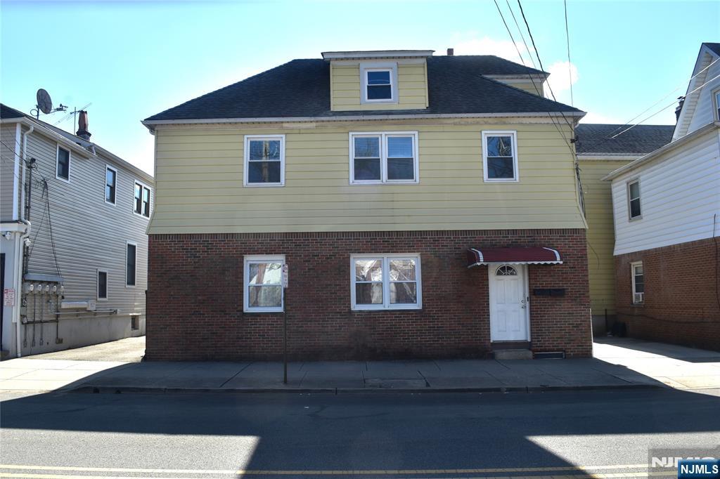 182 Main St 2, Garfield, New Jersey - 2 Bedrooms  
1 Bathrooms  
4 Rooms - 