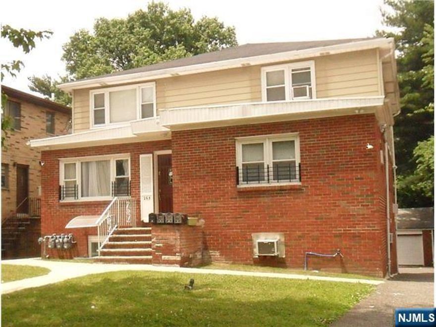 Well maintained one bedroom and one full bath on the ground floor. Cozy living room, kitchen and renovated bathroom. This unit is ideally located few blocks away NYC transportation, restaurant and shopping. Water and one parking space is included. A must see!