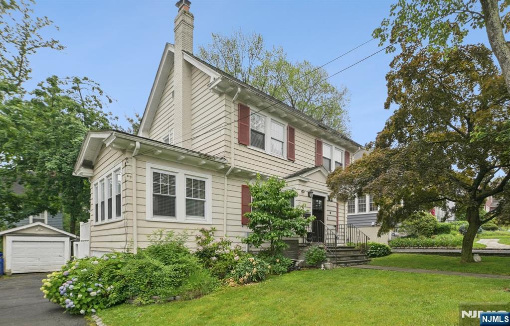 Property for Sale at 46 Maple Street, Millburn, New Jersey - Bedrooms: 4 
Bathrooms: 2 
Rooms: 8  - $1,075,000