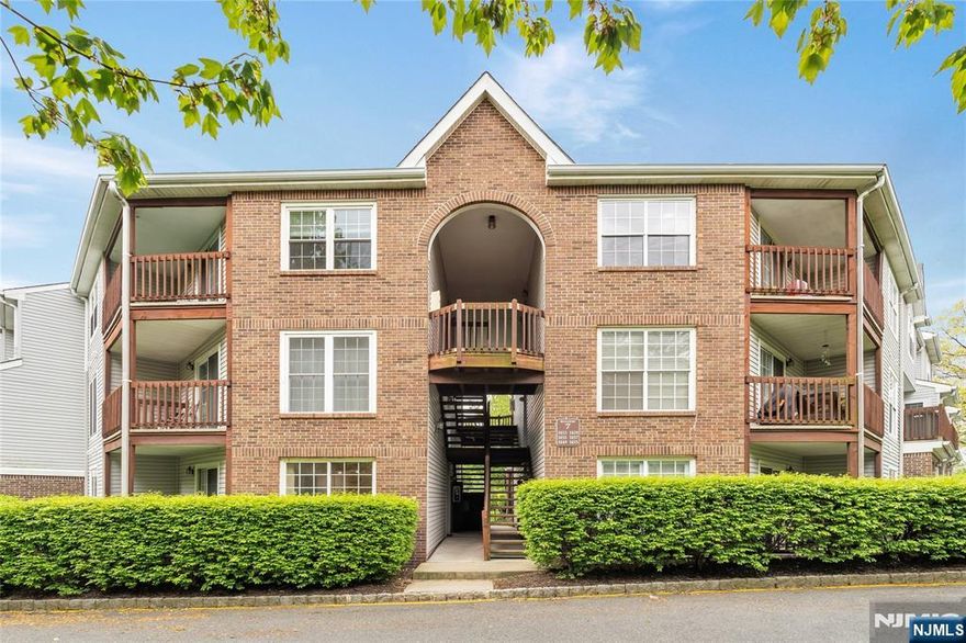 SPACIOUS 2 BR UNIT IN A 24hr SAFE GATED COMMUNITY LOCATED IN FORT LEE WITH EASY ACCESS TO BRIDGE AND PUBLIC TRANSPORTION TO NYC.BRIGHT FIRST FLOOR UNIT WITH RELAXING OUTDOOR PATIO.PARKING RIGHT OUTSIDE THE UNIT,LAMINATED HARDWOOD FLOORING IN LIVING AND DINING ROOM,KITCHEN OFFERS STAINLESS APPLIANCES AND AMPLE CABINETS.OVERSIZED PRIMARY WALK-IN CLOSET.WASHER AND DRYER ARE IN UNIT. INDOOR POOL W/HOT TUB,SAUNA,HEALTH CLUB AND COMMUNITY ROOM.THIS GREAT LOCATION IS NEAR FORT LEE PARKS,RECREATION CENTER.NYC TRANSPORTAION AND SHOPPING.