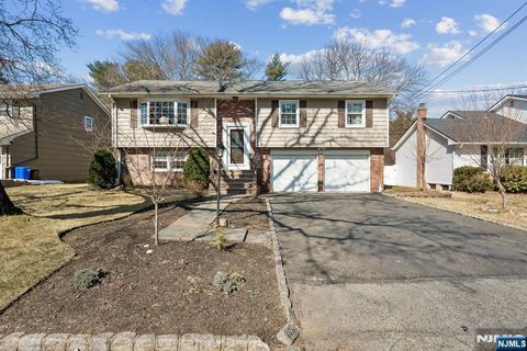 Photo of 36 Williamsburg Drive, Roseland, NJ 07068 (MLS # 26007884)