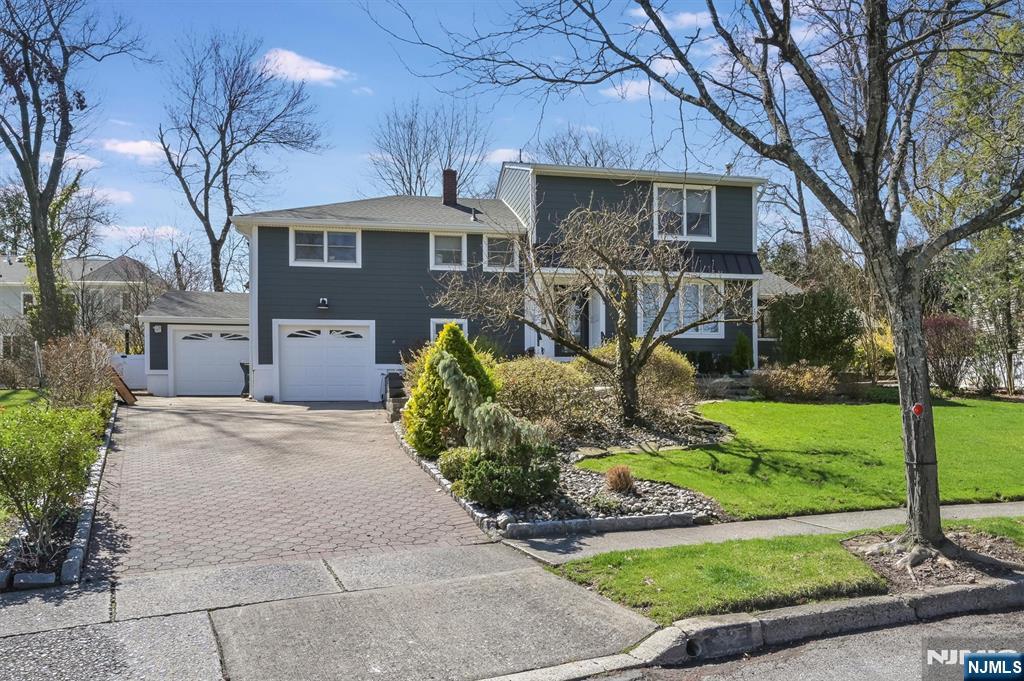 52 Gaynor Place, Glen Rock, New Jersey - 4 Bedrooms  
3.5 Bathrooms  
9 Rooms - 