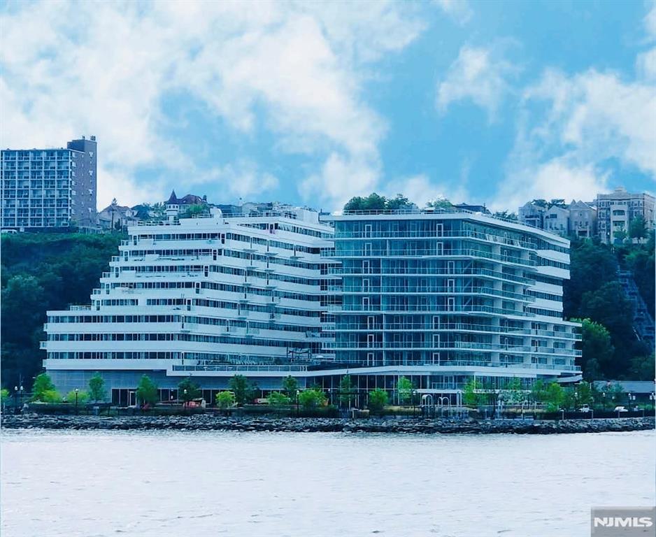 800 Ave At Port Imperial, Weehawken, New Jersey - 2 Bedrooms  
3 Bathrooms  
4 Rooms - 