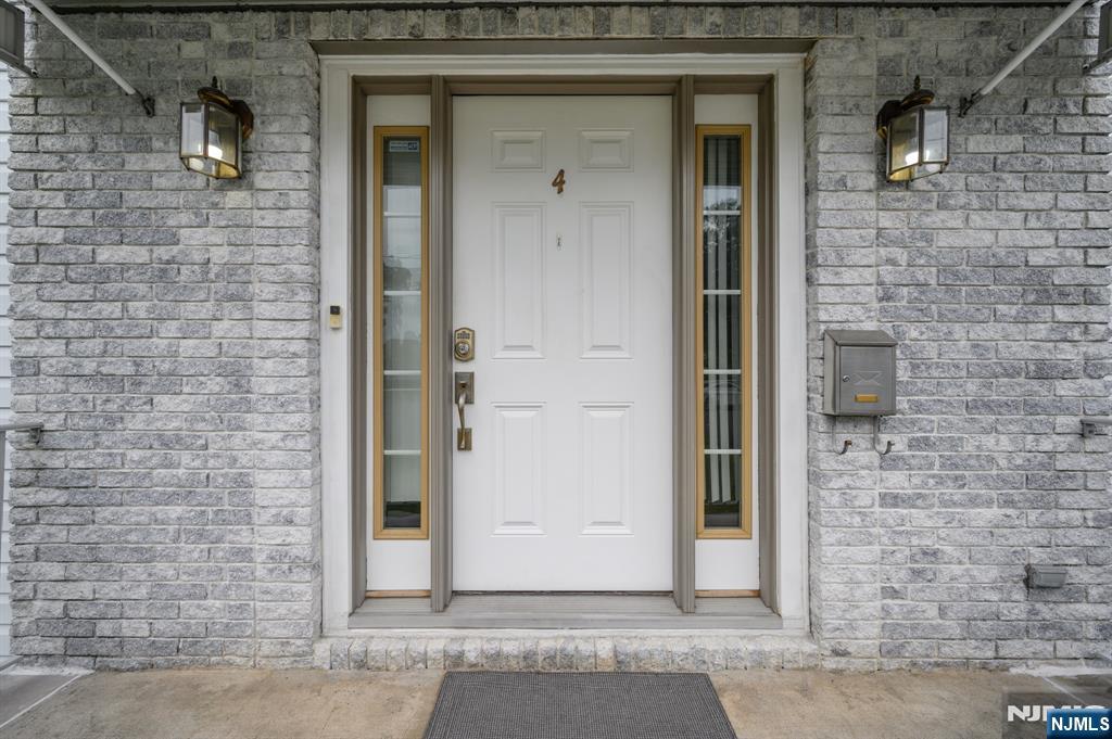 4 Elm Court