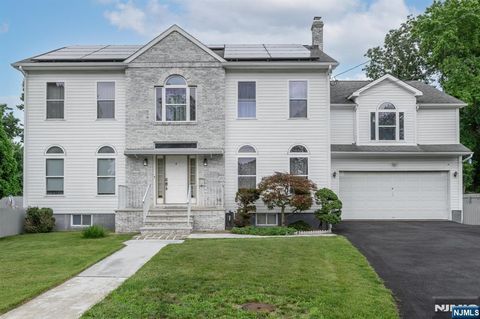 Photo of 4 Elm Court, Little Falls, NJ 07424 (MLS # 26026422)