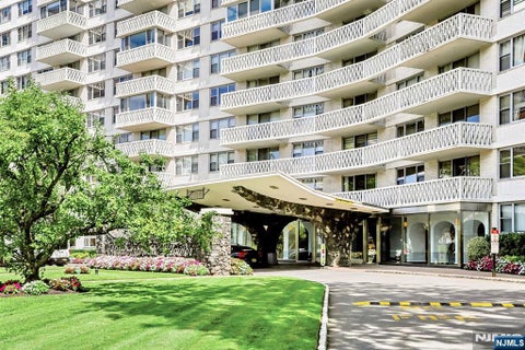 Photo of 2100 Linwood Avenue #15A, Fort Lee, NJ 07024 (MLS # 26034042)