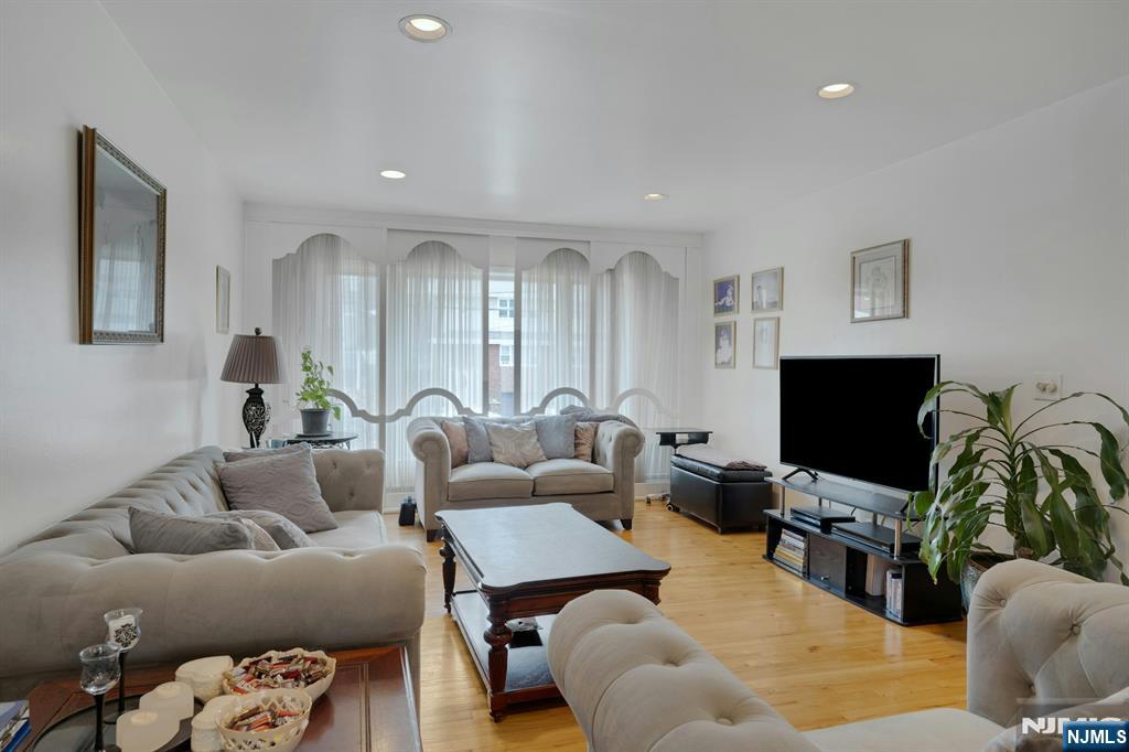 1527 10th Street