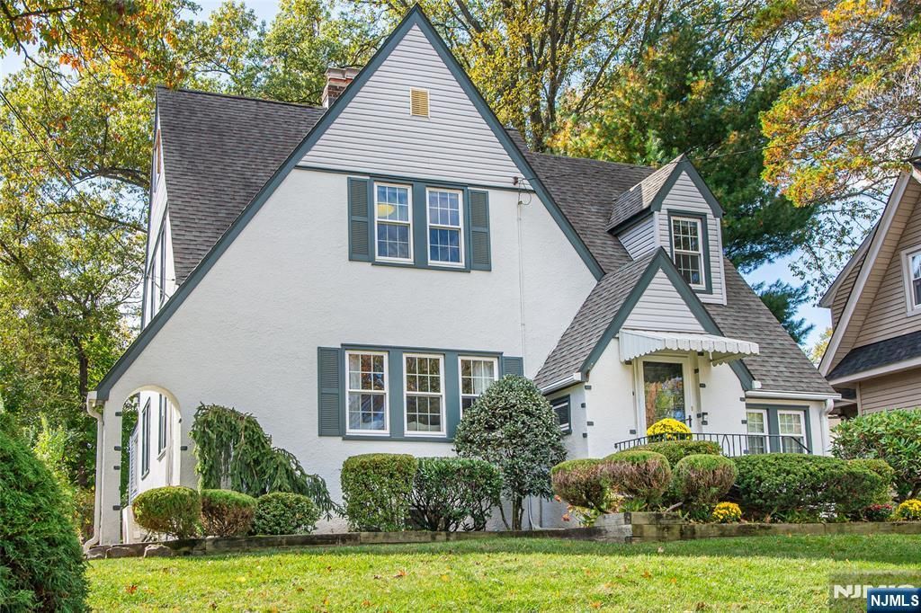 Photo of 8 Benvenue Avenue, West Orange, NJ 07052 (MLS # 25037788)