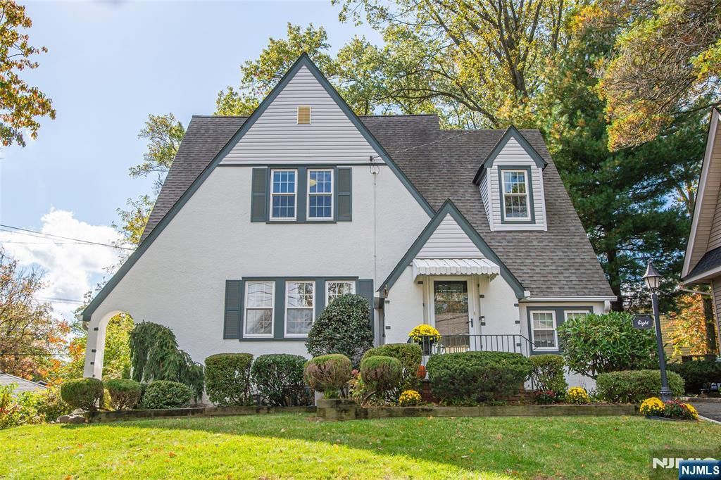 Photo of 8 Benvenue Avenue, West Orange, NJ 07052 (MLS # 25037788)