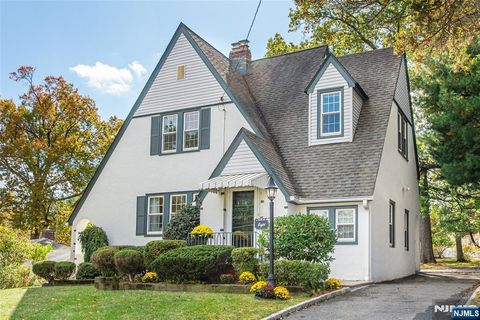 Photo of 8 Benvenue Avenue, West Orange, NJ 07052 (MLS # 25037788)