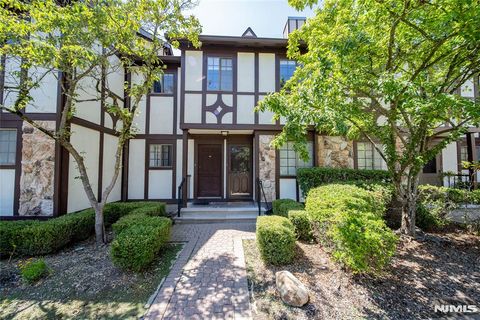 Photo of 506 Mark Twain Way, Mahwah, NJ 07430 (MLS # 25037511)