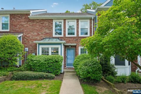 Photo of 53 Woodledge Court, Rockaway Township, NJ 07866 (MLS # 26018832)